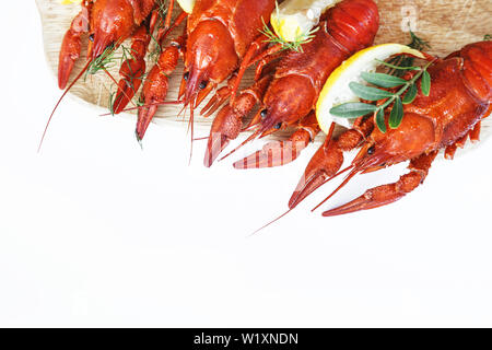 Close-up de langoustes bouillies avec du citron et herbes Banque D'Images