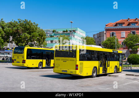 Sukoisan, station de bus de banlieue, avec des bus à l'aéroport, Trogir et autres lieux, Split, Dalmatie, Croatie Banque D'Images