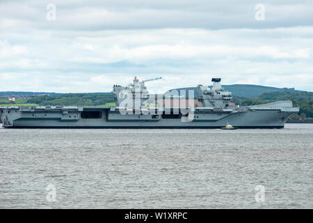 Porte-avions HMS Queen Elizabeth la tête dans le Firth of Forth après être passé sous les ponts routiers et ferroviaires - de South Queensferry, Ecosse, Royaume-Uni Banque D'Images