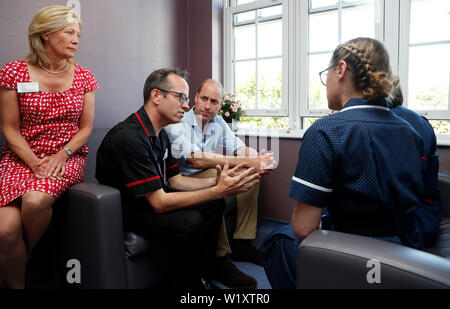 Le duc de Cambridge, en sa qualité de Président du Royal Marsden NHS Foundation Trust, parle au personnel de l'hôpital au cours d'une visite au Royal Marsden à Chelsea, Londres. Banque D'Images