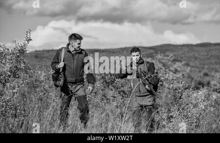 L'uniforme militaire. L'amitié des hommes chasseurs. Les techniques de chasse et d'armes de l'équipement. Comment transformer la chasse en passe-temps. Les forces de l'armée. Camouflage. Les chasseurs de l'homme à coups de fusil. L'activité passe-temps masculin. Banque D'Images