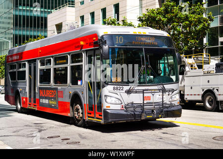 Le 30 juin 2019 San Francisco / CA / USA - voyages bus Muni en direction du centre-ville de San Francisco ; le San Francisco Municipal Railway (MUNI) est le public Banque D'Images