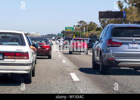 30 juin 2019 Millbrae / CA / USA - embouteillage sur l'autoroute 101 dans la région de la baie de San Francisco, près de l'Aéroport International de San Francisco Banque D'Images