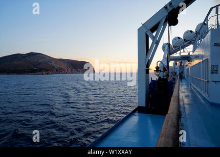 Lever du Soleil vue depuis le ferry (Corsica Ferries) sur le chemin de Golfo Aranci (Sardaigne) de Livourne (Italie) Banque D'Images