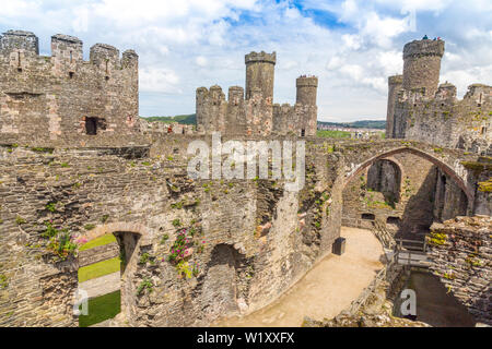 Les ruines du 13e siècle la grande salle et Chapelle à Conwy Castle sont maintenant un site du patrimoine mondial et l'attraction touristique populaire, Conwy Wales, UK Banque D'Images