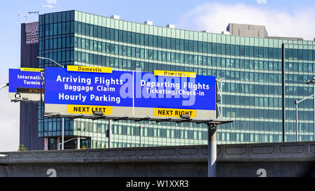 30 juin 2019 Millbrae / CA / USA - San Francisco International Airport (SFO) signes guidant les voyageurs se rendant à la borne adéquate ; en construction hote Banque D'Images