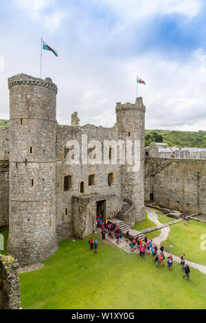 Une partie des élèves arrivent dans la cour en face de l'entrée au château de Harlech, Gwynedd, Pays de Galles, Royaume-Uni Banque D'Images