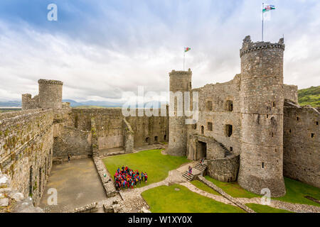 Une partie des élèves de l'assemblage dans la cour en face de l'entrée au château de Harlech, Gwynedd, Pays de Galles, Royaume-Uni Banque D'Images