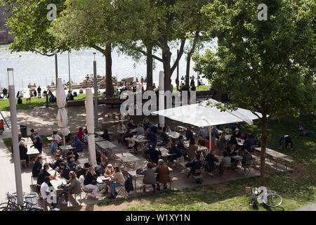 Les gens de déguster une boisson sur un dimanche après-midi ensoleillé sur le quai de la daurade, le long de la Garonne, Toulouse, Haute-Garonne, Occitanie, France Banque D'Images