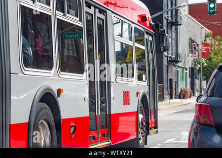 Le 30 juin 2019 San Francisco / CA / USA - voyages bus Muni en direction du centre-ville de San Francisco ; le San Francisco Municipal Railway (MUNI) est le public Banque D'Images