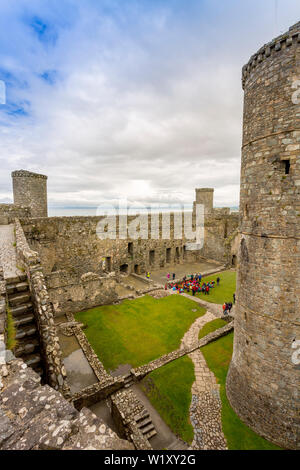 Une partie des élèves de l'assemblage dans la cour en face de l'entrée au château de Harlech, Gwynedd, Pays de Galles, Royaume-Uni Banque D'Images