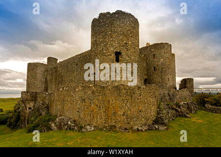 La porterie et deux des tours au Château haut au-dessus de la ville de Harlech, Gwynedd, Pays de Galles, Royaume-Uni Banque D'Images