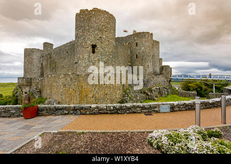 La porterie et deux des tours au Château haut au-dessus de la ville de Harlech, Gwynedd, Pays de Galles, Royaume-Uni Banque D'Images