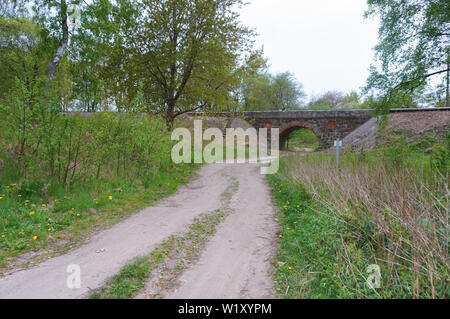 Ancien viaduc en pierre voûtée, un pont ferroviaire sur la route Banque D'Images