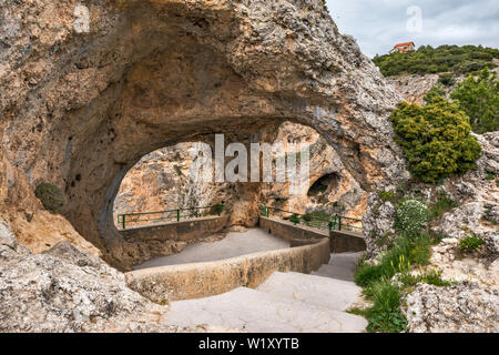 Ventano del Diablo (fenêtre du diable), point de vue au-dessus des arches naturelles Jucar Gorge, Serrania de Cuenca, près de Cuenca, Castille-La Manche, Espagne Banque D'Images