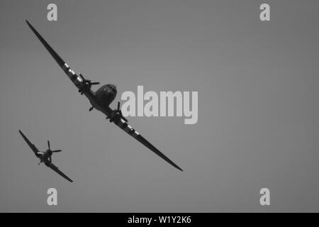 Aile clippée (Spitfire Mark MkXVIe TE311) Affichage avec Douglas Dakota ZA947 dans la Battle of Britain Memorial Flight, Torbay Airshow, Devon, UK. Banque D'Images