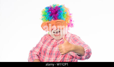 Drôle de vie. Plaisir et de divertissement. Grand-père comique concept. Belle blague. Grand-père toujours amusant. Homme barbu cheerful senior personne porter des lunettes et perruque colorée. Personnes âgées clown. Avoir du plaisir. Banque D'Images