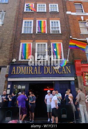 Admiral Duncan public house décorée de drapeaux arc-en-ciel avec de l'alcool à l'extérieur Banque D'Images