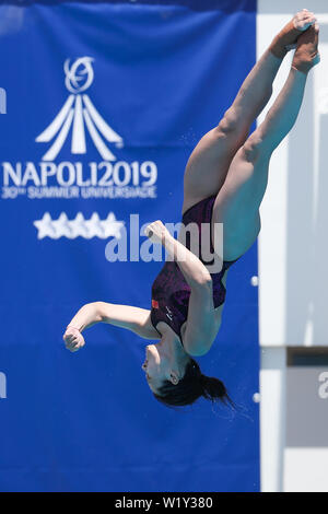 (190704) -- NAPLES, 4 juillet 2019 (Xinhua) -- de la concurrence de la Chine Wu Chunting duirng la finale du tremplin 1m Femmes plongée sous-marine à la 30e Universiade d'été à Naples, Italie, le 4 juillet 2019. (Xinhua/Zheng Huansong) Banque D'Images