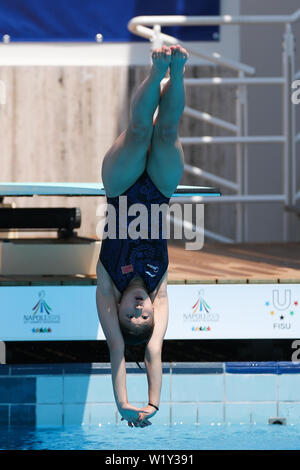 (190704) -- NAPLES, 4 juillet 2019 (Xinhua) -- Chanson Shoulin de la concurrence de la Chine duirng la finale du tremplin 1m Femmes plongée sous-marine à la 30e Universiade d'été à Naples, Italie, le 4 juillet 2019. (Xinhua/Zheng Huansong) Banque D'Images