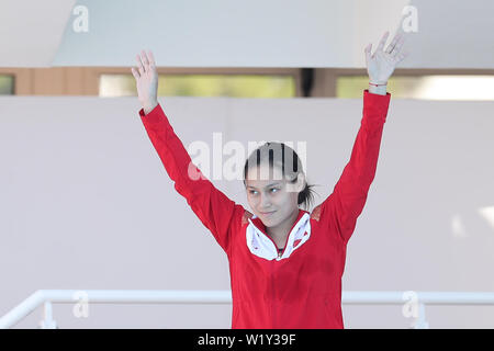 (190704) -- NAPLES, 4 juillet 2019 (Xinhua) -- Wu Chunting de gestes de la Chine avant la finale du tremplin 1m Femmes plongée sous-marine à la 30e Universiade d'été à Naples, Italie, le 4 juillet 2019. (Xinhua/Zheng Huansong) Banque D'Images