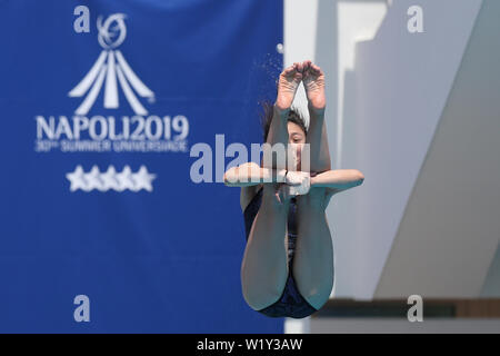 (190704) -- NAPLES, 4 juillet 2019 (Xinhua) -- Chanson Shoulin de la concurrence de la Chine duirng la finale du tremplin 1m Femmes plongée sous-marine à la 30e Universiade d'été à Naples, Italie, le 4 juillet 2019. (Xinhua/Zheng Huansong) Banque D'Images