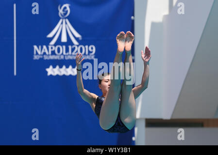 (190704) -- NAPLES, 4 juillet 2019 (Xinhua) -- Chanson Shoulin de la concurrence de la Chine duirng la finale du tremplin 1m Femmes plongée sous-marine à la 30e Universiade d'été à Naples, Italie, le 4 juillet 2019. (Xinhua/Zheng Huansong) Banque D'Images