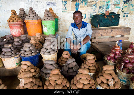 Marché jeune négociant de Mzuzu, Malawi, la vente de légumes empilés Banque D'Images
