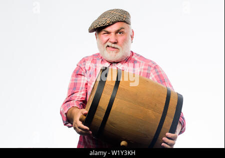 Produits de fermentation. Vin naturel fabriqué à partir de raisins biologiques. Winery concept. Vin maison. La production de vin tradition familiale. Barbu homme porter senior pour le vin tonneau en bois fond blanc. Banque D'Images