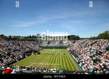 Dan Evans et Nikoloz Basilashvili en action sur le quatrième jour du tournoi de Wimbledon à l'All England Lawn Tennis et croquet Club, Londres. Banque D'Images