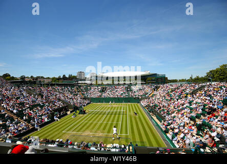 DaN Evans et Nikoloz Basilashvili en action le quatrième jour des championnats de Wimbledon au All England Lawn tennis and Croquet Club, Londres. Banque D'Images