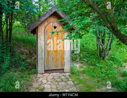 Ancienne en bois dans une forêt, des toilettes à compostage écologique sur campagne eco farm - Notion de droit Banque D'Images