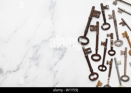 Vintage old fashioned keys sur un fond de marbre with copy space Banque D'Images