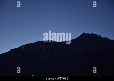 Sommersonnenwende, Bergfeuer, Herz-Jesu-Feuer, Herz, Jesu, Jésus, Feuer, Gelübde, Tirol, Tyrol, Nacht, Lienz, Tyrol, Feuer, flamme, Fackel, Licht, Banque D'Images