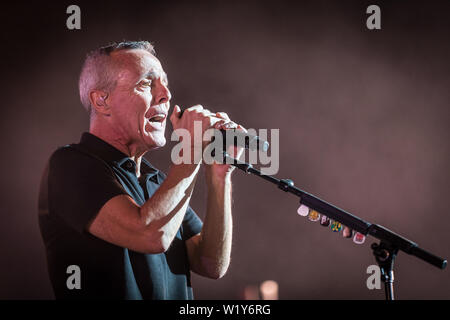 Roskilde, Danemark. Juillet 03rd, 2019. Le groupe de rock pop anglais Tears For Fears effectue un concert live au cours de la Danish music festival Festival de Roskilde en 2019. Chanteur et musicien ici Curt Smith est vu sur scène. (Photo crédit : Gonzales Photo - Thomas Rasmussen). Banque D'Images