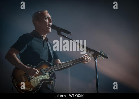 Roskilde, Danemark. Juillet 03rd, 2019. Le groupe de rock pop anglais Tears For Fears effectue un concert live au cours de la Danish music festival Festival de Roskilde en 2019. Chanteur et musicien ici Curt Smith est vu sur scène. (Photo crédit : Gonzales Photo - Thomas Rasmussen). Banque D'Images