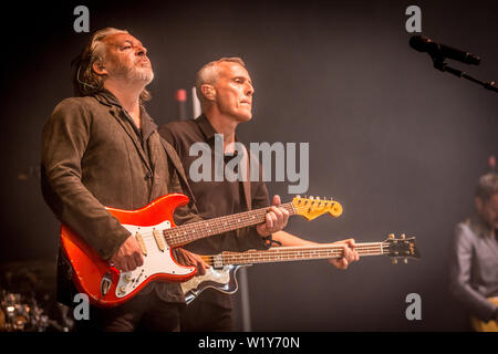 Roskilde, Danemark. Juillet 03rd, 2019. Le groupe de rock pop anglais Tears For Fears effectue un concert live au cours de la Danish music festival Festival de Roskilde en 2019. Ici chanteurs et musiciens Roland Orzabal (L) et Curt Smith sont vus sur scène. (Photo crédit : Gonzales Photo - Thomas Rasmussen). Banque D'Images