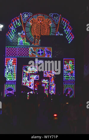 Chandannagar, Bengale occidental, Inde Novembre 2018 spectaculaire - éclairage coloré décoration avec ampoules à DEL Jagadhatri au cours de célébrations. Puja La lig Banque D'Images