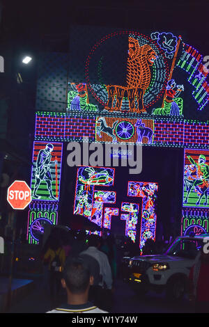 Chandannagar, Bengale occidental, Inde Novembre 2018 spectaculaire - éclairage coloré décoration avec ampoules à DEL Jagadhatri au cours de célébrations. Puja La lig Banque D'Images