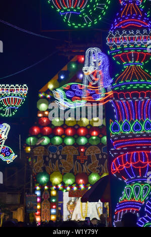 Chandannagar, Bengale occidental, Inde Novembre 2018 spectaculaire - éclairage coloré décoration avec ampoules à DEL Jagadhatri au cours de célébrations. Puja La lig Banque D'Images