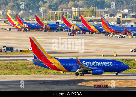 Atlanta, Géorgie - 3 Avril 2019 : les avions Boeing 737-700 de Southwest Airlines à l'aéroport d'Atlanta (ATL) aux États-Unis. Banque D'Images