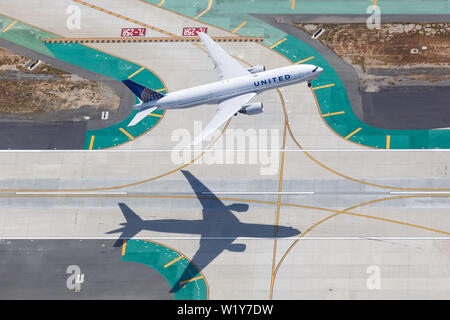 Los Angeles, Californie - le 14 avril 2019 : Vue aérienne de United Airlines Boeing 777-200 avion à l'aéroport de Los Angeles (LAX) aux États-Unis. Banque D'Images