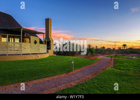 Lever du soleil au-dessus d'une game lodge de luxe près de le désert du Kalahari en Namibie Banque D'Images