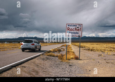 Une voiture passe la bienvenue à la rue Rachel signe sur SR-375 au Nevada Banque D'Images