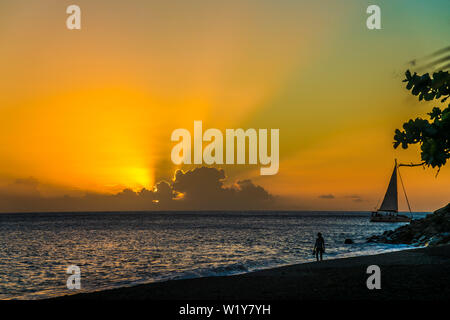 Sonnenuntergang am Strand, Guadeloupe, Frankreich | coucher de soleil à la plage en Guadeloupe, France Banque D'Images