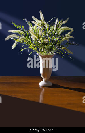 Fleurs séchées dans un vase blanc Banque D'Images