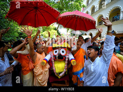 Les dévots hindous vu porter une idole du Seigneur Jagannath à l'Association internationale pour la conscience de Krishna (ISKCON) Habibpur lors d'un festival.Ratha Yatra, également appelé Rathayatra, Rathajatra ou char avec Lord Jagannath connexes festival célébré dans tout le monde selon la mythologie Hindoue. Rathajatra est un voyage dans un char de Lord Jagannath accompagné par le public célébrée chaque année. Banque D'Images