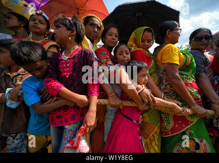 Les enfants tirer un char de Lord Jagannath à l'Association internationale pour la conscience de Krishna (ISKCON) lors d'un festival.Ratha Yatra, également appelé Rathayatra, Rathajatra ou char avec Lord Jagannath connexes festival célébré dans tout le monde selon la mythologie Hindoue. Rathajatra est un voyage dans un char de Lord Jagannath accompagné par le public célébrée chaque année. Banque D'Images