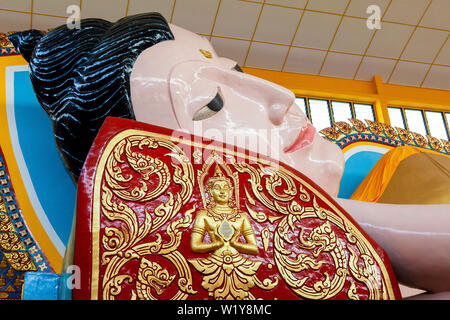 Wat Chaiya Mangkalaram est un temple bouddhiste thaïlandais à George Town, Penang, Malaisie, célèbre pour son grand Bouddha couché. Banque D'Images