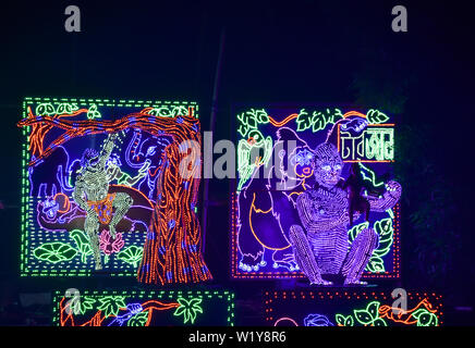 Chandannagar, Bengale occidental, Inde Novembre 2018 spectaculaire - éclairage coloré décoration avec ampoules à DEL Jagadhatri au cours de célébrations. Puja La lig Banque D'Images